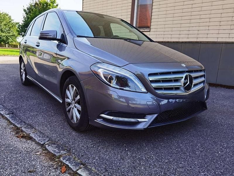 Gebraucht Mercedes B180 109 PS (80 kW) 2013 Grau Van / Kleinbus