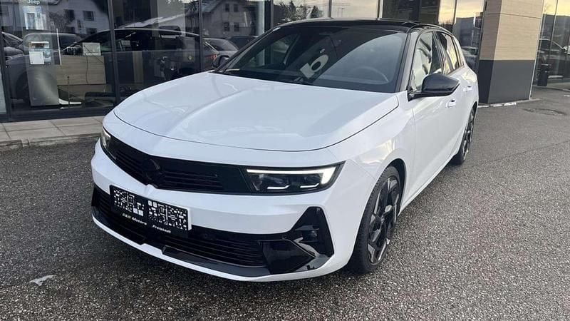Weiß Gebraucht 2023 Opel Astra GSe Limousine | € 25.990 - Bild 1/4