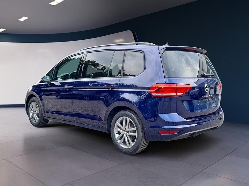Neu VW Touran Comfortline 150 PS (110 kW) 2025 Blau Van / Kleinbus