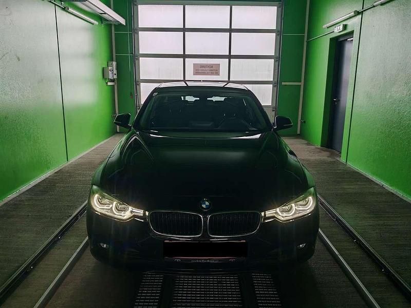 Schwarz Gebraucht 2015 BMW 320 Advantage Limousine | € 18.499 (Fairer Preis) - Bild 1/4