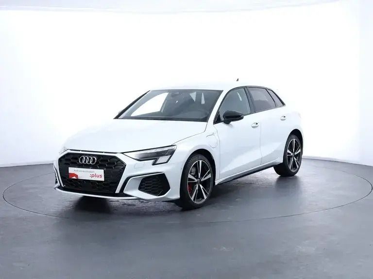 Weiss metallic Gebraucht 2024 Audi A3 Sportback e-tron S-Line Kleinwagen | € 36.990 (Teuer) - Bild 1/4