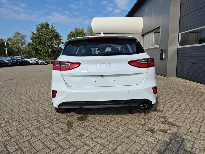 Neu Kia Ceed Vision 140 PS (102 kW) 2025 Weiß Kleinwagen
