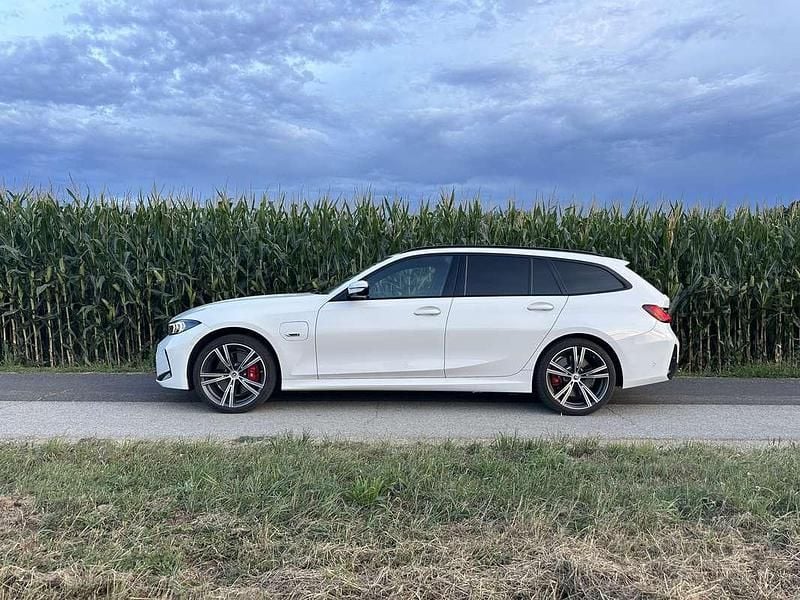 Gebraucht BMW 330e M Performance 292 PS (214 kW) 2022 Weiß Kombi