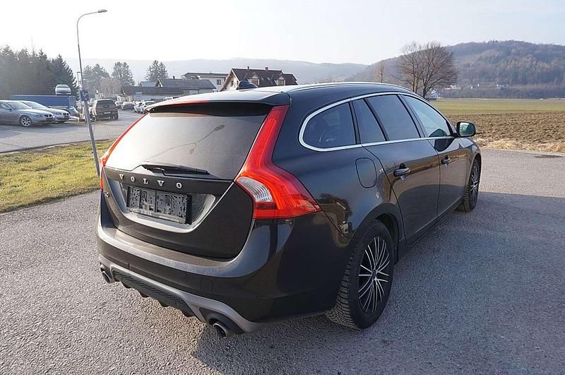 Gebraucht Volvo V60 R-Design Momentum 120 PS (88 kW) 2017 Schwarz Kombi
