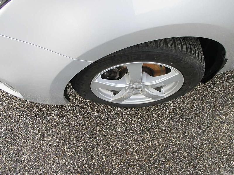 Gebraucht Kia Carens Active 116 PS (85 kW) 2013 Silber Van / Kleinbus