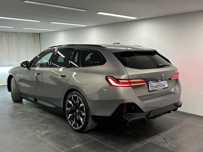 Gebraucht BMW 550e M Sport 489 PS (359 kW) 2025 Grau Kombi