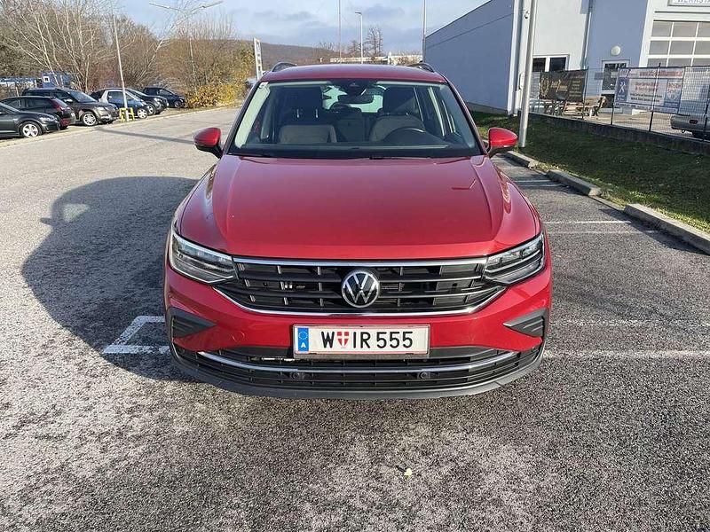 Gebraucht VW Tiguan Life 131 PS (96 kW) 2021 Rot SUV