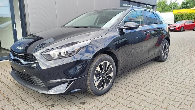 Neu 2025 Kia Ceed Gold Kleinwagen | € 27.227 (Etwas zu teuer) - Bild 1/4