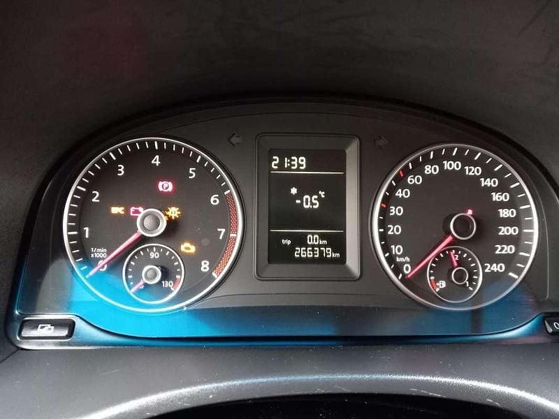 Gebraucht VW Caddy Family 105 PS (77 kW) 2011 Rot Van / Kleinbus