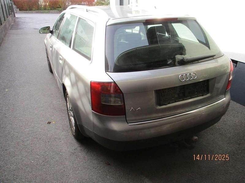 Grau Gebraucht 2002 Audi A4 Kombi | € 2.300 (Guter Preis) - Bild 1/4