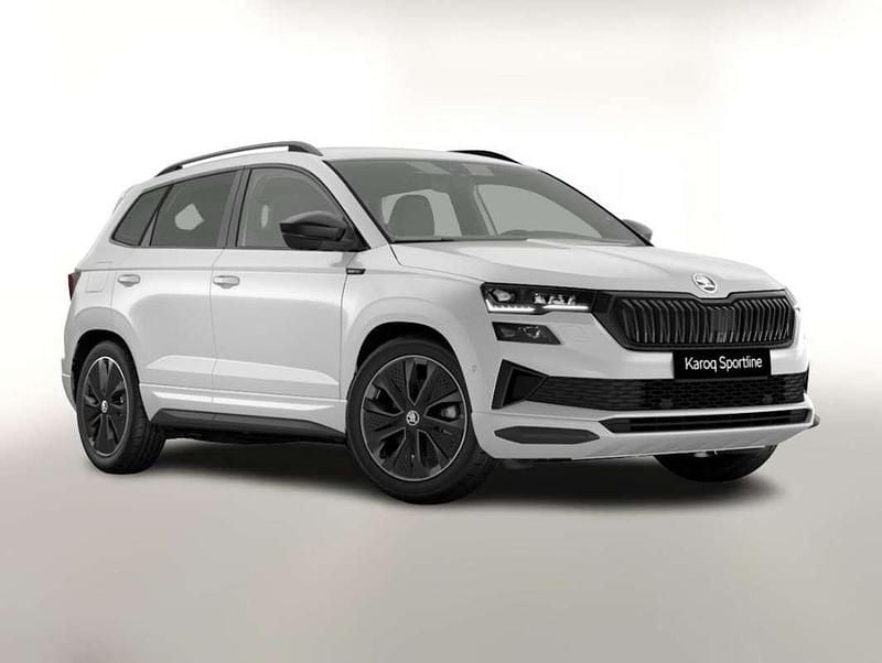 Weiß Neu 2025 Skoda Karoq SportLine SUV | € 41.747 (Fairer Preis) - Bild 1/4