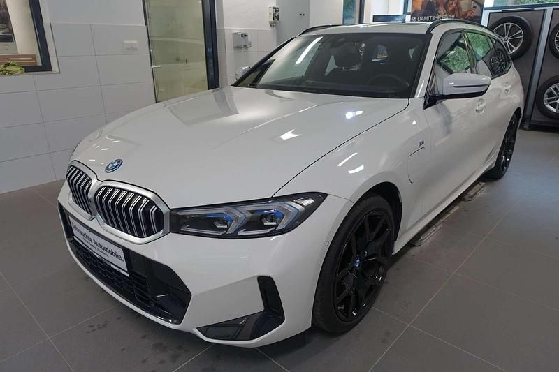Weiß Gebraucht 2024 BMW 330e M Sport Kombi | € 51.750 - Bild 1/4