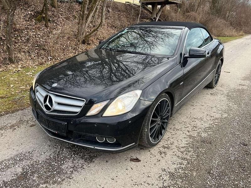 Gebraucht Mercedes E200 184 PS (135 kW) 2010 Schwarz Cabrio