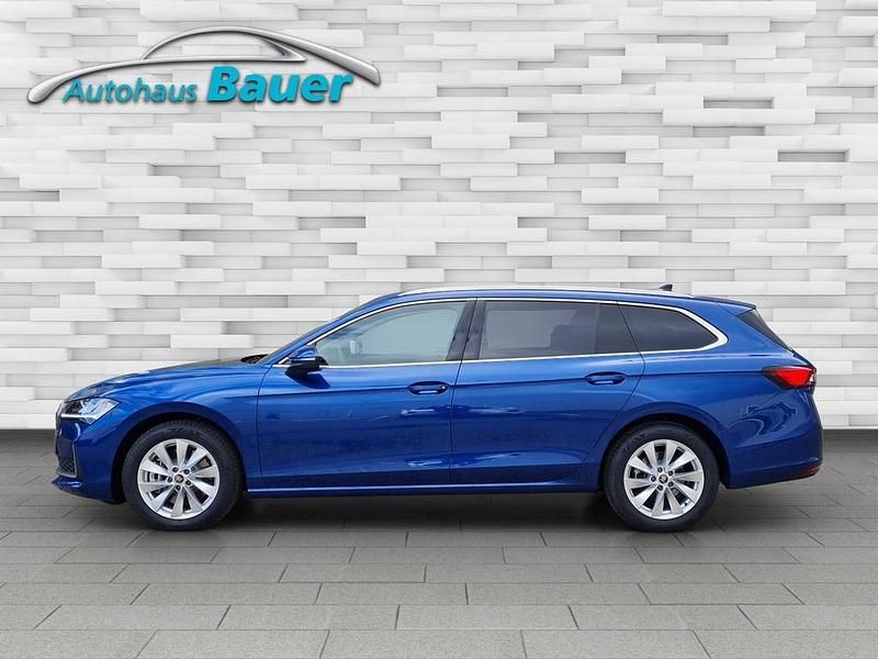 Neu Skoda Superb Selection 193 PS (141 kW) 2026 Dunkelblau  metallic Kombi