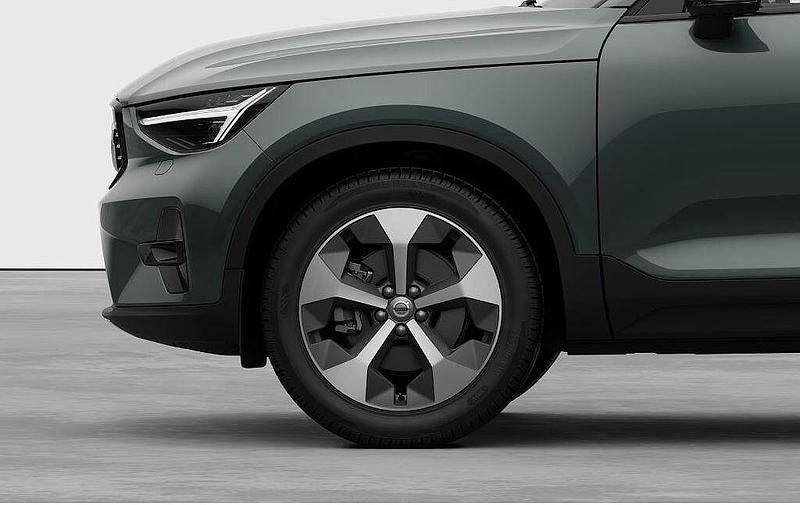 Neu Volvo XC40 163 PS (119 kW) 2025 Gold SUV