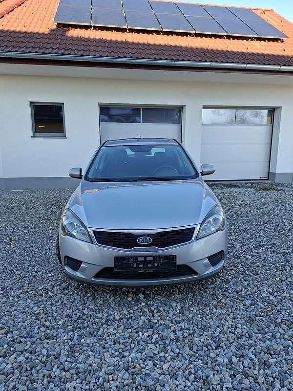 Silber Gebraucht 2012 Kia Ceed Kleinwagen | € 2.500 - Bild 1/4