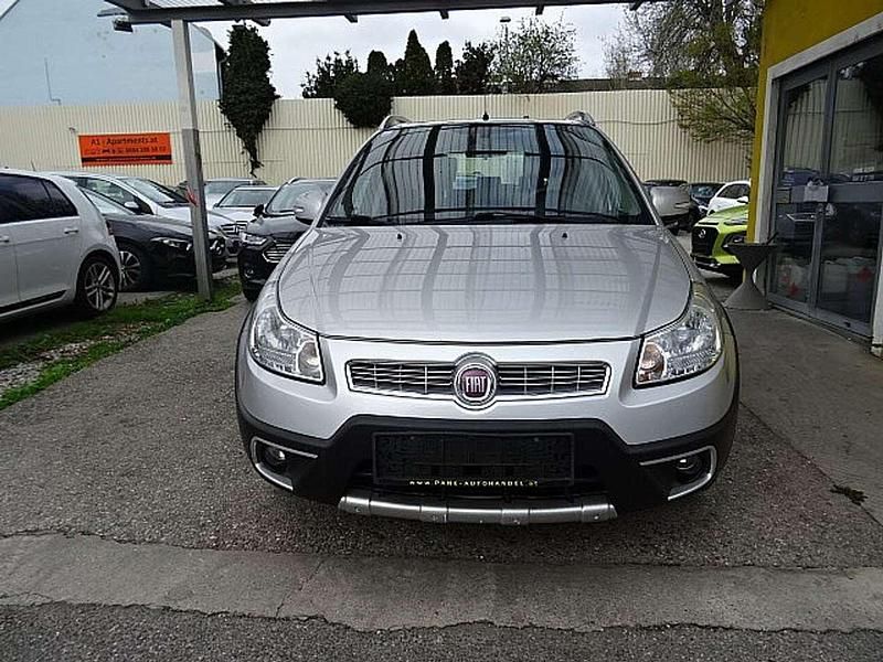 Silber Gebraucht 2013 Fiat Sedici Dynamic SUV | € 6.990 (Teuer) - Bild 1/4