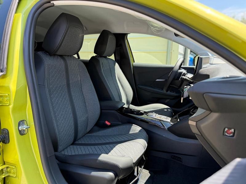 Neu Peugeot 208 Allure 110 PS (80 kW) 2025 Weiß Kleinwagen