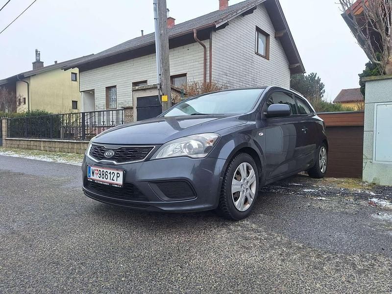 Gebraucht Kia ProCeed Active 90 PS (66 kW) 2011 Grau Limousine