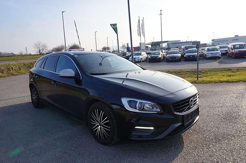 Gebraucht Volvo V60 R-Design Momentum 120 PS (88 kW) 2017 Schwarz Kombi