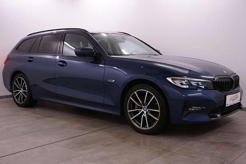 Blau Gebraucht 2022 BMW 320e Sport Line Kombi | € 25.990 (Fairer Preis) - Bild 1/4