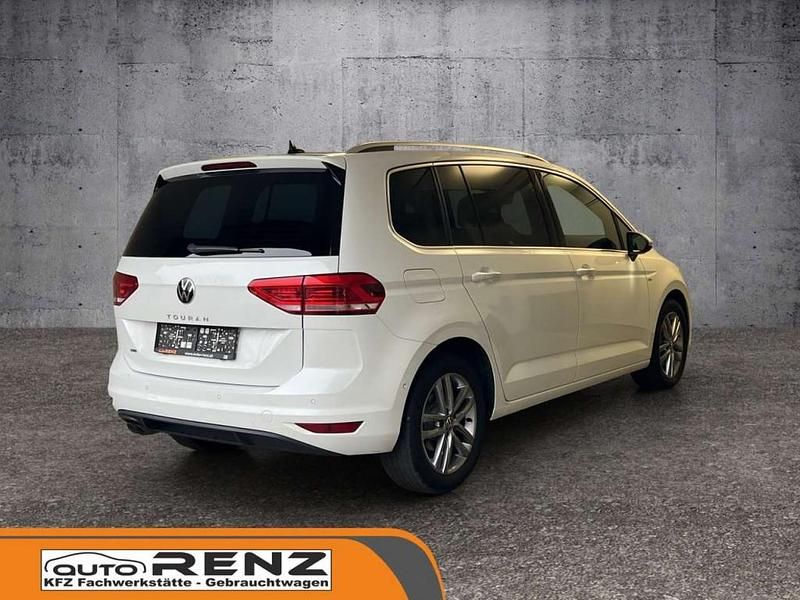 Gebraucht VW Touran Highline 150 PS (110 kW) 2022 Weiß Van / Kleinbus