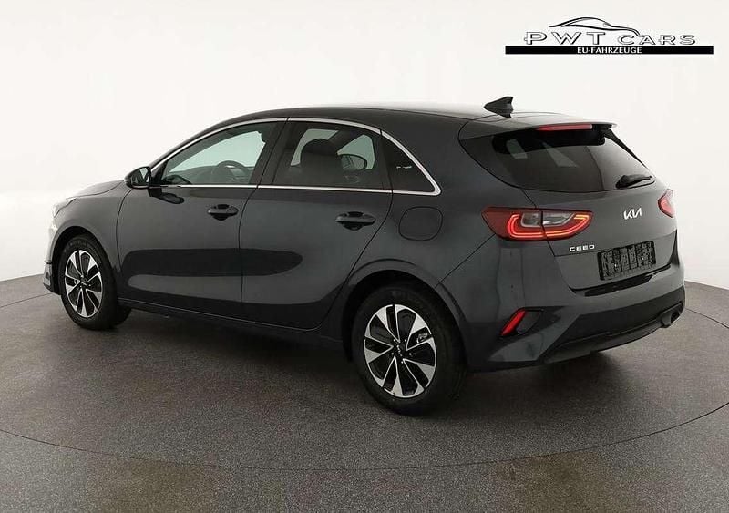 Neu Kia Ceed 140 PS (102 kW) 2025 Grau Kleinwagen