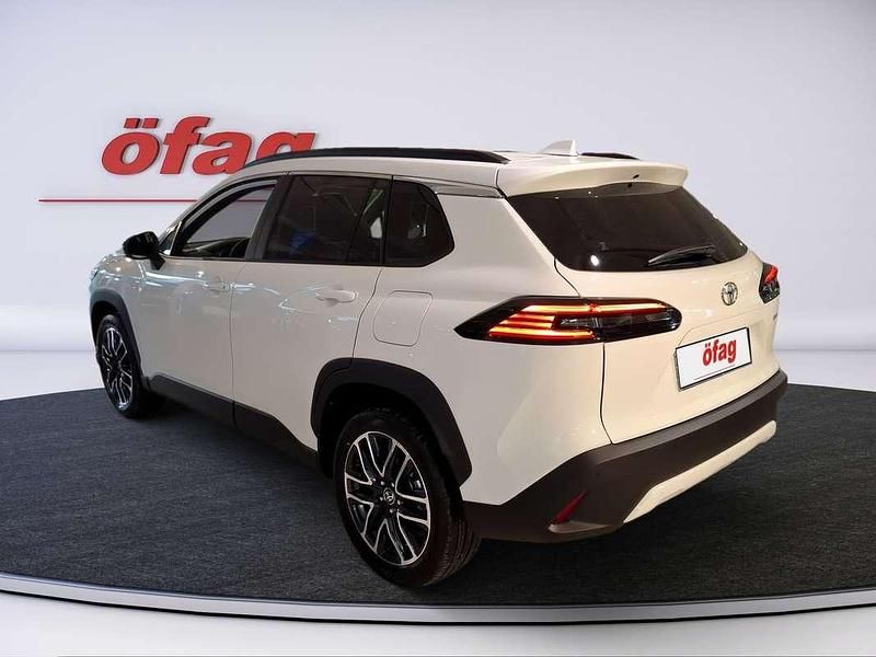 Neu Toyota Corolla Active 98 PS (72 kW) 2025 Weiß Limousine