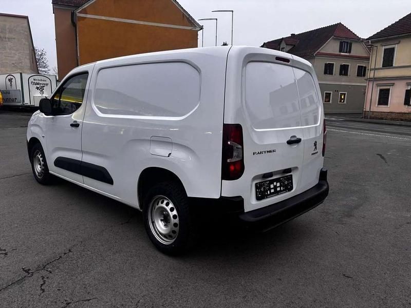 Gebraucht Peugeot Partner 102 PS (75 kW) 2023 Weiß Van / Kleinbus