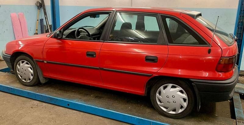 Gebraucht Opel Astra 54 PS (39 kW) 1997 Rot Limousine