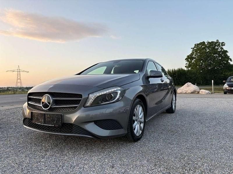 Grau Gebraucht 2015 Mercedes A180 Edition Limousine | € 12.900 (Fairer Preis) - Bild 1/4