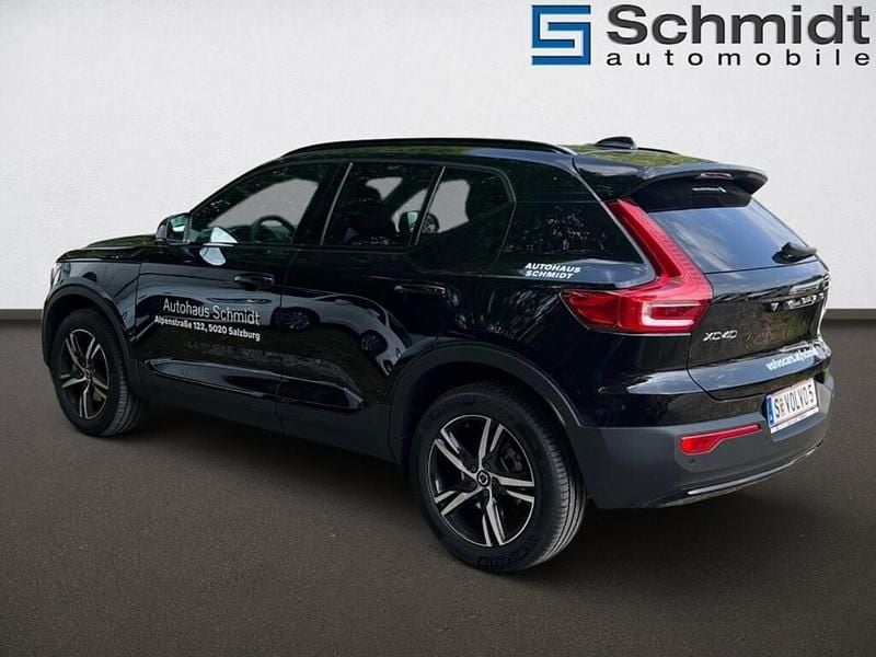 Neu Volvo XC40 Plus 163 PS (119 kW) 2025 Schwarz SUV
