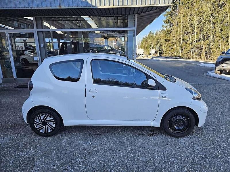 Gebraucht Toyota Aygo Cool 68 PS (50 kW) 2011 Weiß Kleinwagen