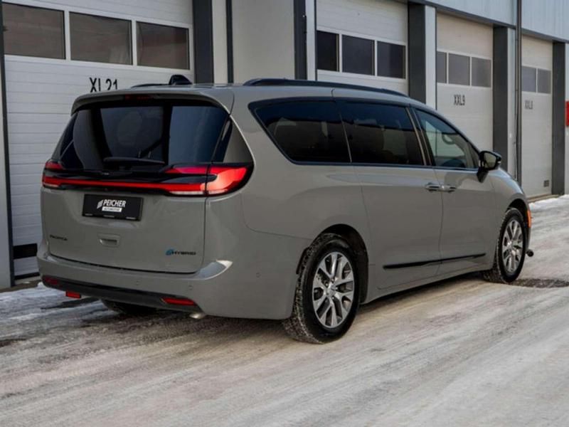 Gebraucht Chrysler Pacifica 264 PS (194 kW) 2024 Grau Van