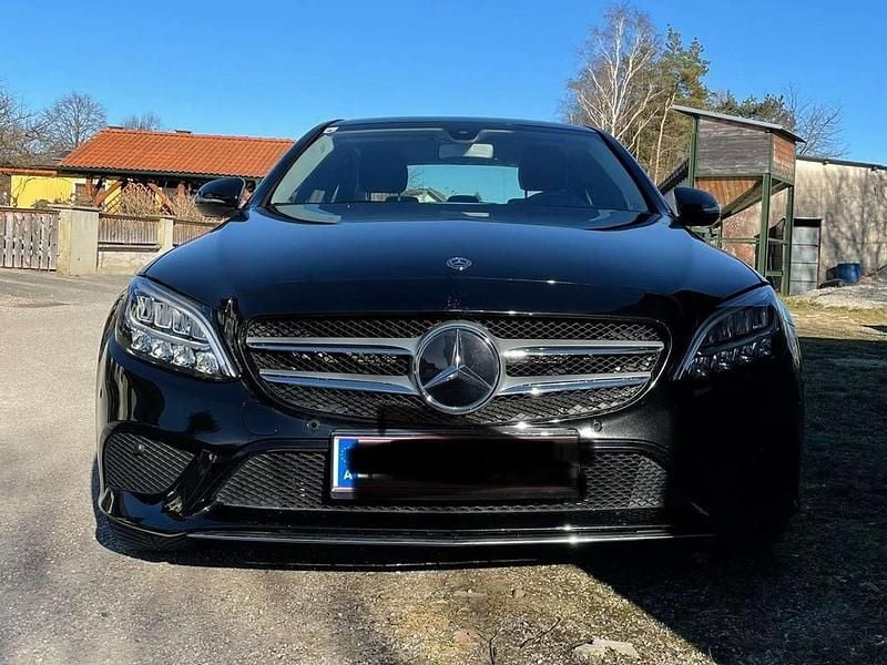 Gebraucht Mercedes C180 122 PS (89 kW) 2019 Schwarz Limousine