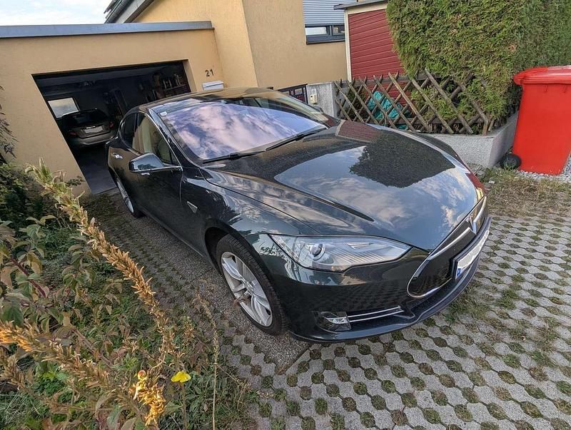 Grün Gebraucht 2013 Tesla Model S Kleinwagen | € 16.000 - Bild 1/4