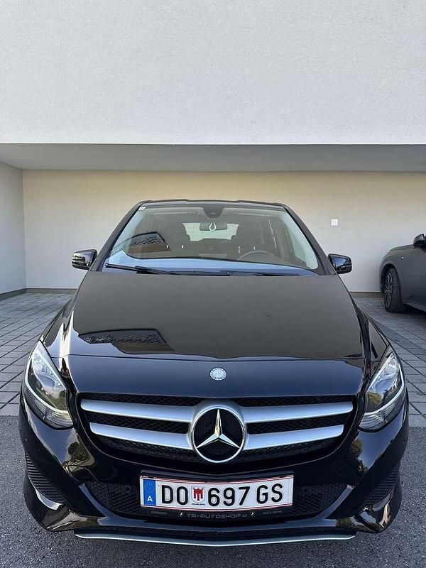 Schwarz Gebraucht 2015 Mercedes B160 Van / Kleinbus | € 15.450 - Bild 1/4