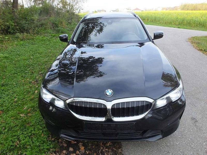 Schwarz Gebraucht 2022 BMW 318 Advantage Kombi | € 19.990 (Superpreis) - Bild 1/4