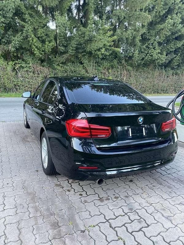 Gebraucht BMW 318 Advantage 150 PS (110 kW) 2017 Schwarz Limousine