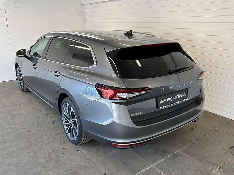 Gebraucht Skoda Superb LAURIN & KLEMENT 193 PS (141 kW) 2024 Grau Kombi