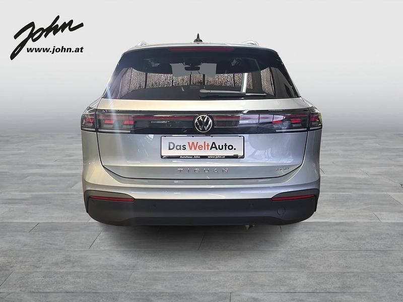 Neu VW Tiguan 130 PS (95 kW) 2026 Silber  metallic SUV