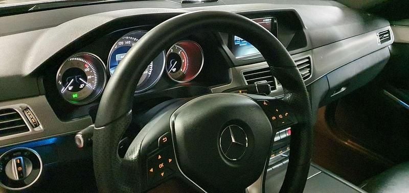 Gebraucht Mercedes E220 Avantgarde 170 PS (125 kW) 2015 Schwarz Limousine