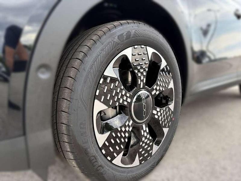 Neu Fiat 600E La Prima 114 kW (156 PS) 2025 Schwarz SUV