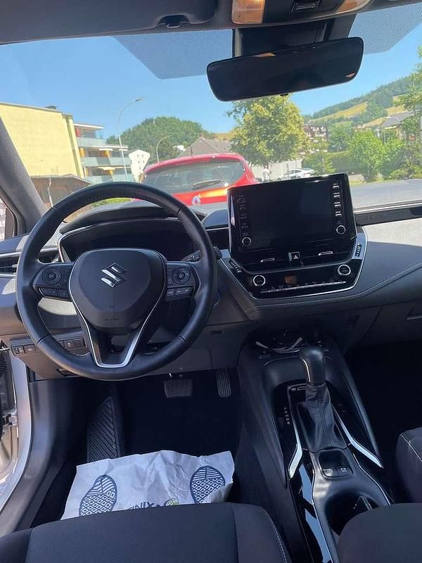 Silber Gebraucht 2022 Suzuki Swace Kombi | € 19.900 (Fairer Preis) - Bild 1/4