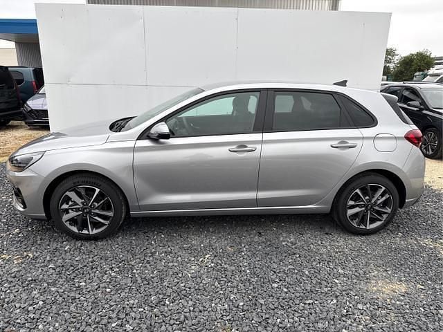Neu Hyundai i30 95 PS (69 kW) 2025 Silber sonderlackierung Limousine