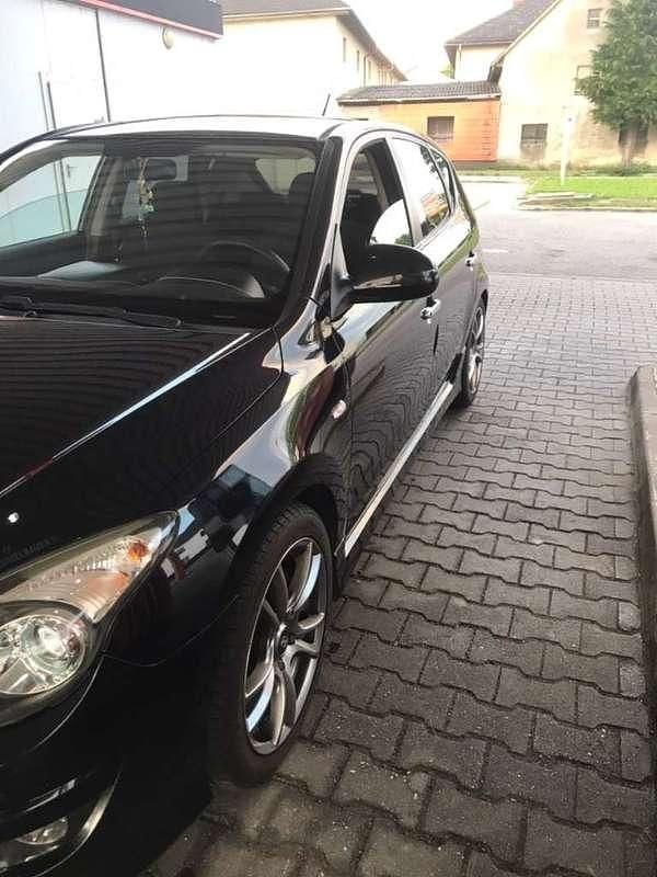 Gebraucht Hyundai i30 90 PS (66 kW) 2010 Schwarz Limousine