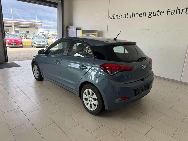 Gebraucht Hyundai i20 Comfort 75 PS (55 kW) 2015 Limousine