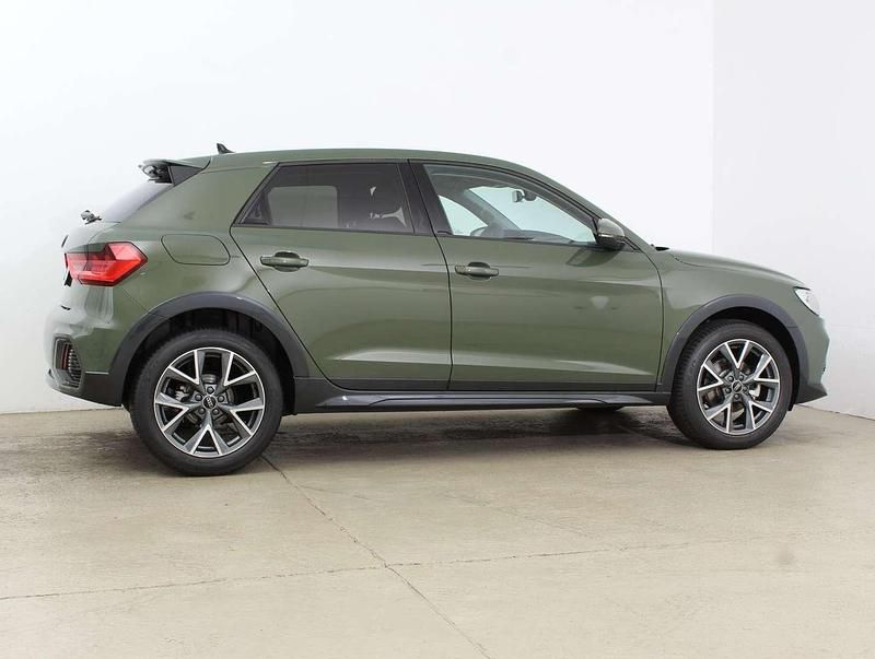 Neu Audi A1 Design 116 PS (85 kW) 2025 Mittelgrün metallic Kleinwagen