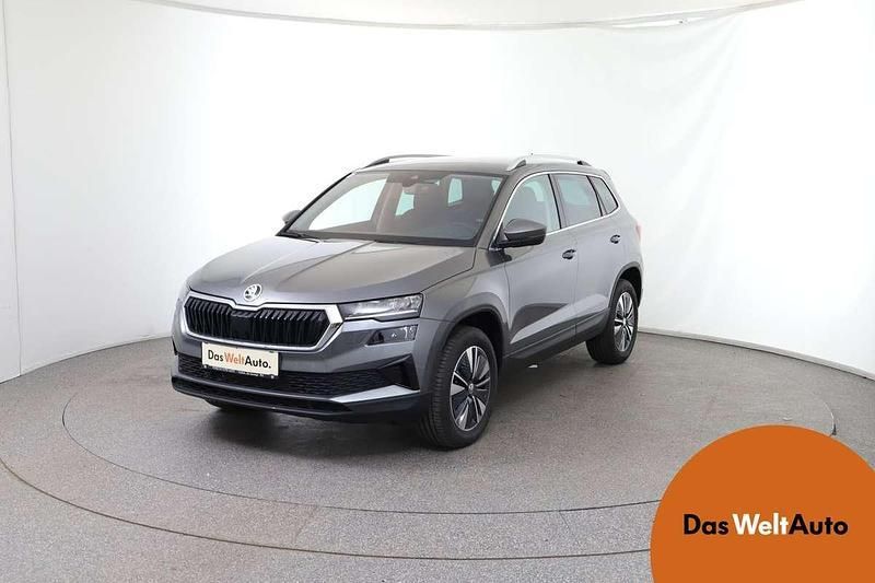 Mittelgrau metallic Neu 2025 Skoda Karoq Selection SUV | € 40.200 (Guter Preis) - Bild 1/4