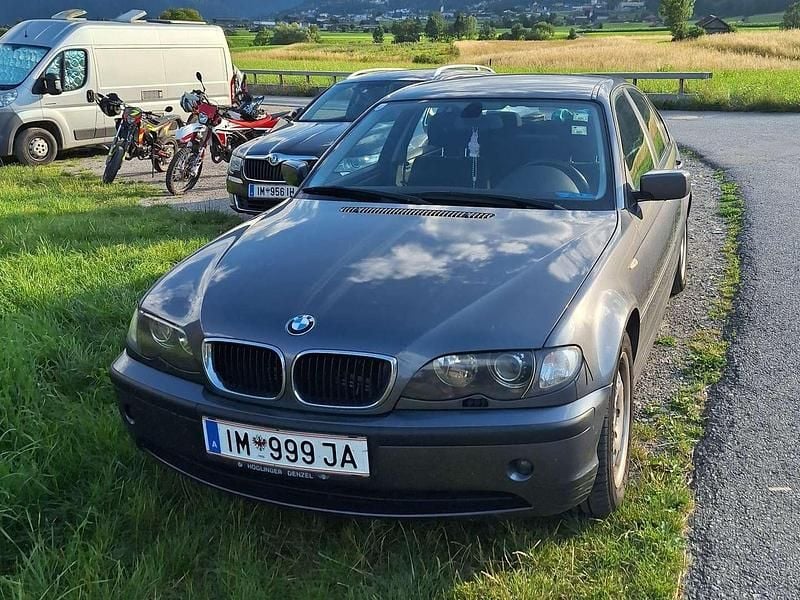 Grau Gebraucht 2002 BMW 320 Limousine | € 2.999 (Fairer Preis) - Bild 1/4